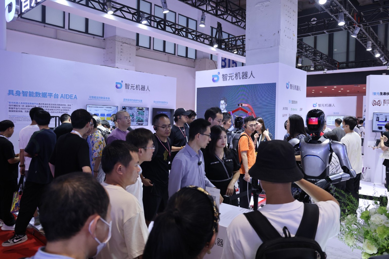 28quan官网机器人亮相世界机器人大会WRC